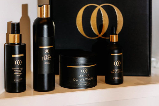 Cztery kosmetyki Rokwisz Cosmetics ustawione obok pudełka Box